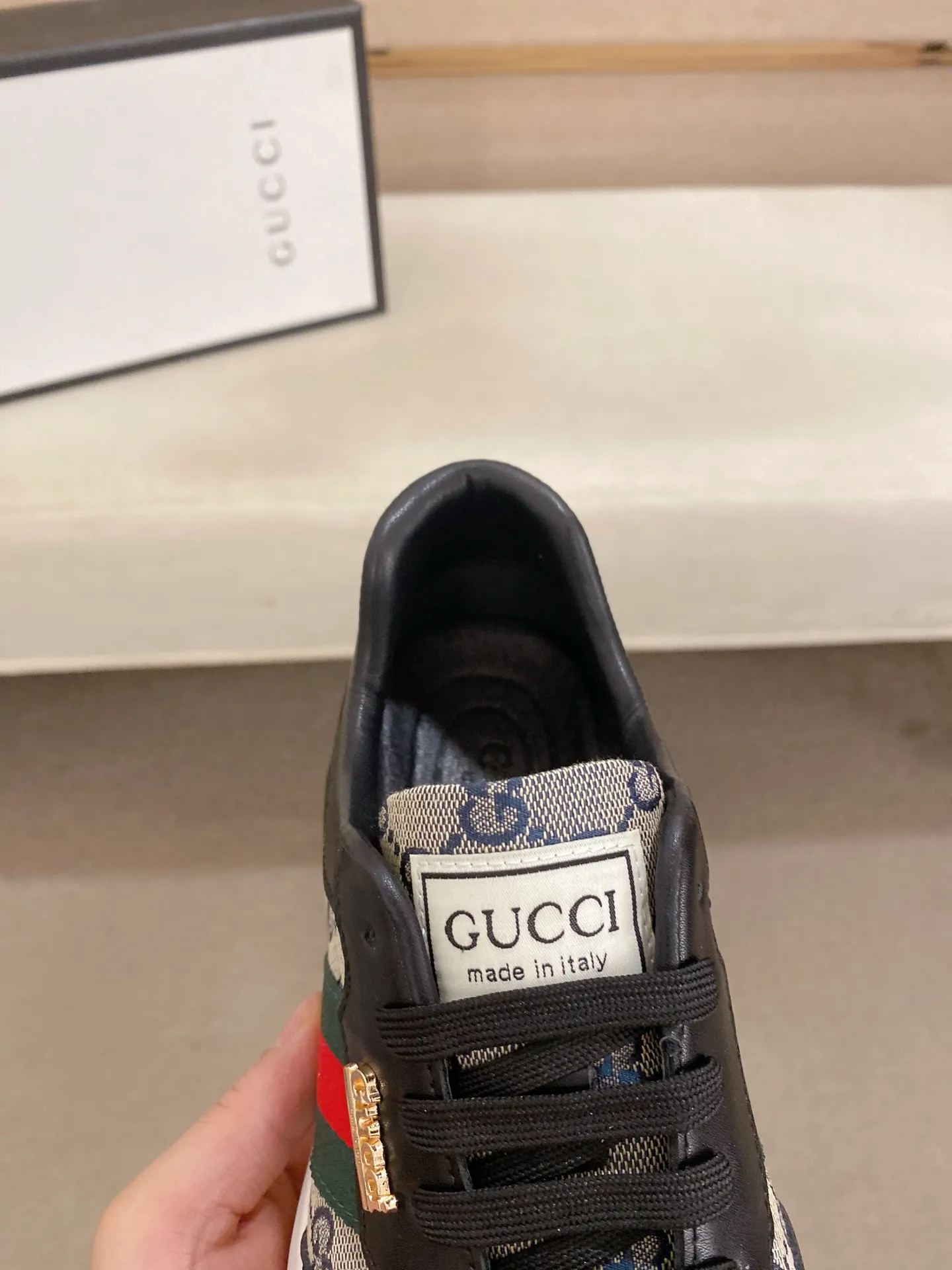Men's shoes 💰 462💰The new GUCCI (Gucci) counters are launched simultaneously. The new men's shoes, 😘fabrics are selected from imported cowhide, and the lining is sheepskin lining. 👍🏿 High-end ☄️ air-cushion molded anti-slip rubber outsole, exquisite lines, simple and elegant, comfortable and high-end for leisure travel. Code number: 38 to 44 (45 can be customized and cannot be returned or exchanged)